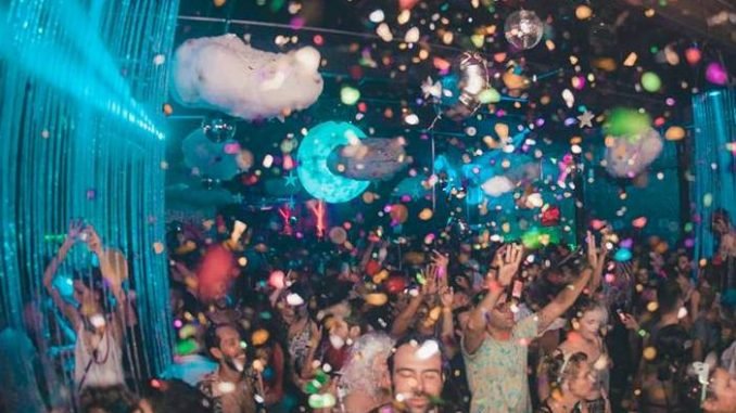 27066851_163964944228492_7486826281605300319_n A primeira edição será na quarta-feira, véspera de feriado. A outra, na sexta-feira, abraça a comemoração da 2ª Taça Hornet, prêmio de campeonato de times de futebol LGBT+ lunática
