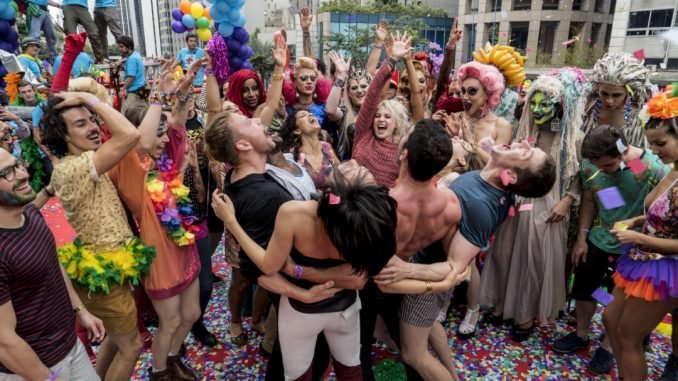 sense8 na parada Também conhecido como programação, guia, roteiro, babado forte, acuenda, lista bafo, murro na poc e afins. Tudo para se fazer na semana da 22ª Parada do Orgulho LGBT de SP