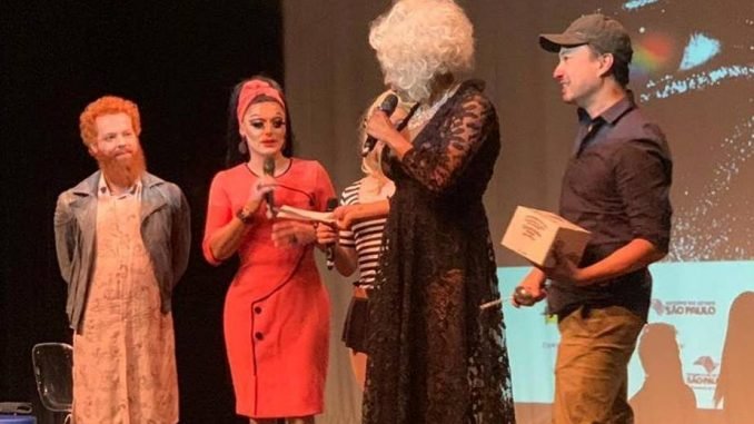oieeeeeeeeeeeeeeeeeeee O ganhador do troféu, o carnavalesco Vinícius Yamada, é o membro fundador do Tome Conta de Mim e responsável pelas relações públicas do bloco.